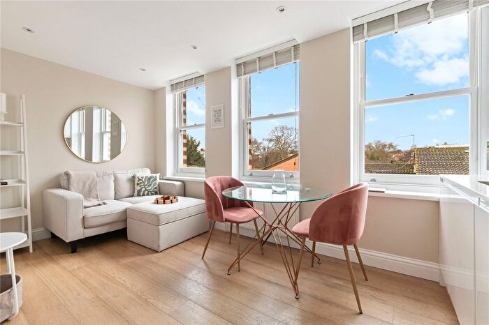 2 Bedroom Flat For Sale In Chivalry Road, London, SW11