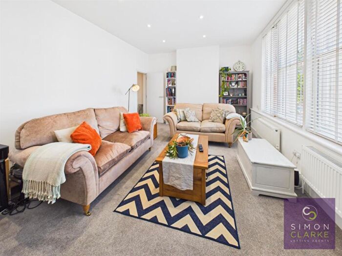 2 Bedroom Apartment To Rent In High Road, North Finchley, N12