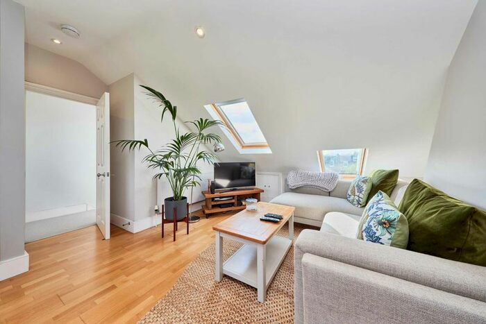 2 Bedroom Flat To Rent In Sarsfeld Road, London, SW12