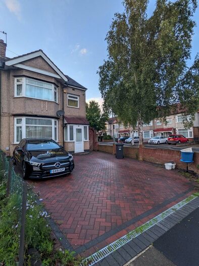 3 Bedroom End Of Terrace House To Rent In Ashurst Drive Iflord, IG2