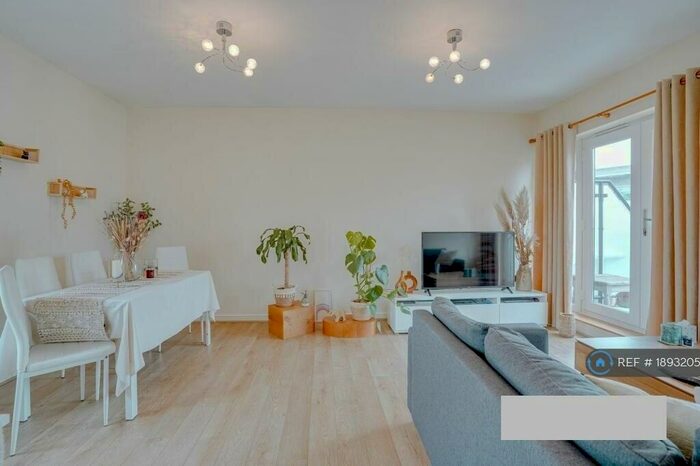 2 Bedroom Flat To Rent In Chieftain Way, Cambridge, CB4