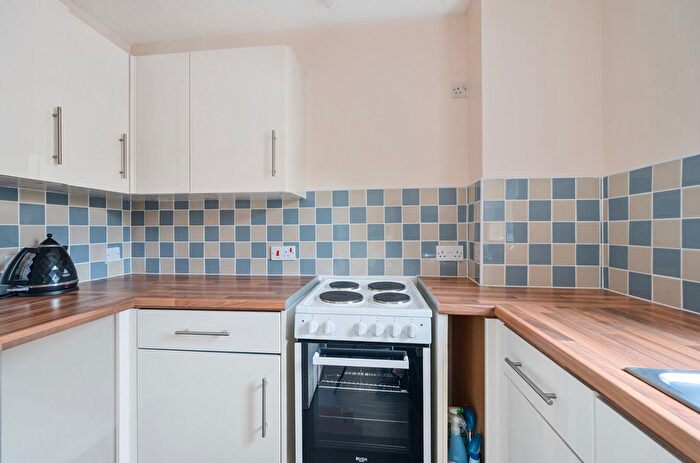 2 Bedroom Flat For Sale In Badgers Croft, Victoria Road, Mortimer Common, Reading, RG7