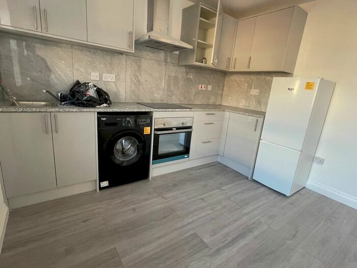 1 Bedroom Flat To Rent In High Street, Hounslow, Greater London, TW3