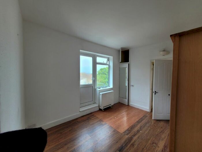 Studio To Rent In Hamlet Court Road, Westcliff-On-Sea, SS0