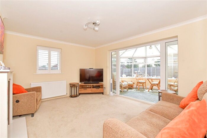 3 Bedroom Detached Bungalow For Sale In Rosemary Way, Horndean, Waterlooville, Hampshire, PO8