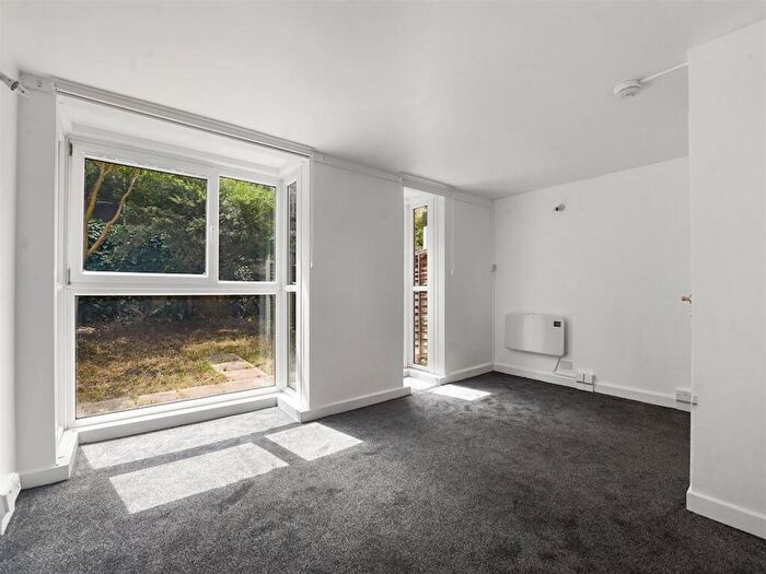 3 Bedroom Apartment To Rent In Crayford Road, Holloway, London, N7