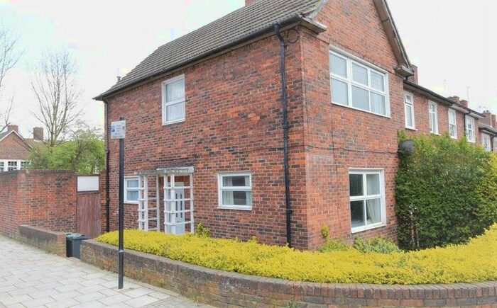 3 Bedroom Detached House To Rent In Allnutt Way, Clapham Common, SW4