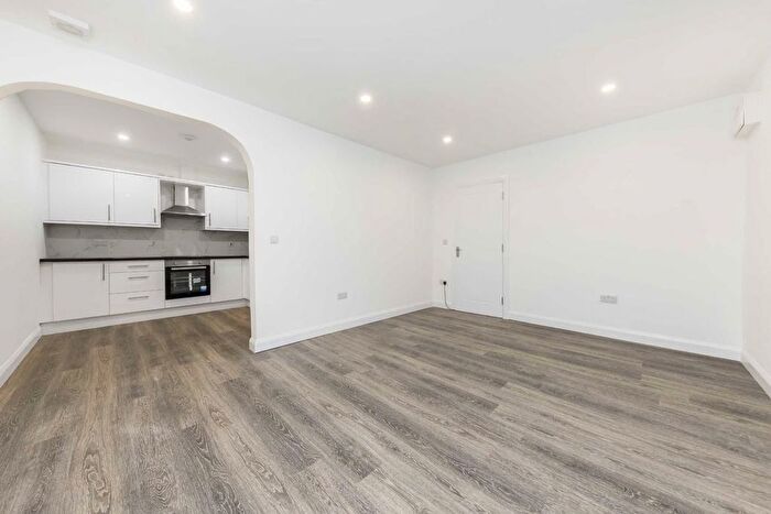 2 Bedroom Flat To Rent In Shepherds Bush Road, London, W6