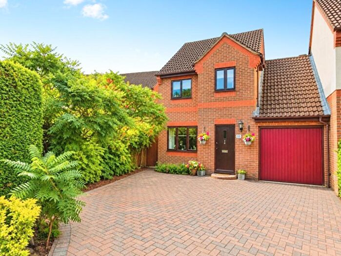3 Bedroom Link Detached House For Sale In Wareham Road, The Warren, Bracknell, Berkshire, RG12
