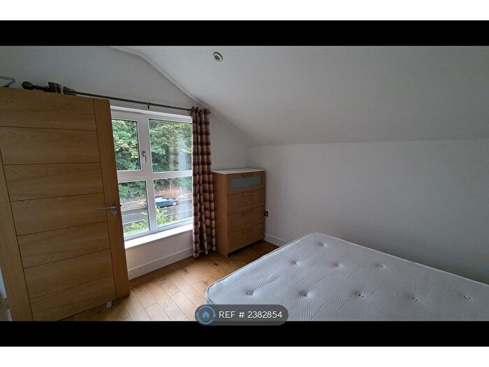 3 Bedroom Flat To Rent In London Road, High Wycombe, HP11