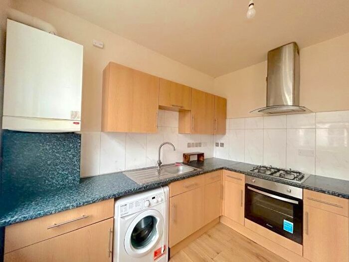 3 Bedroom Flat To Rent In High Street, London, SE25