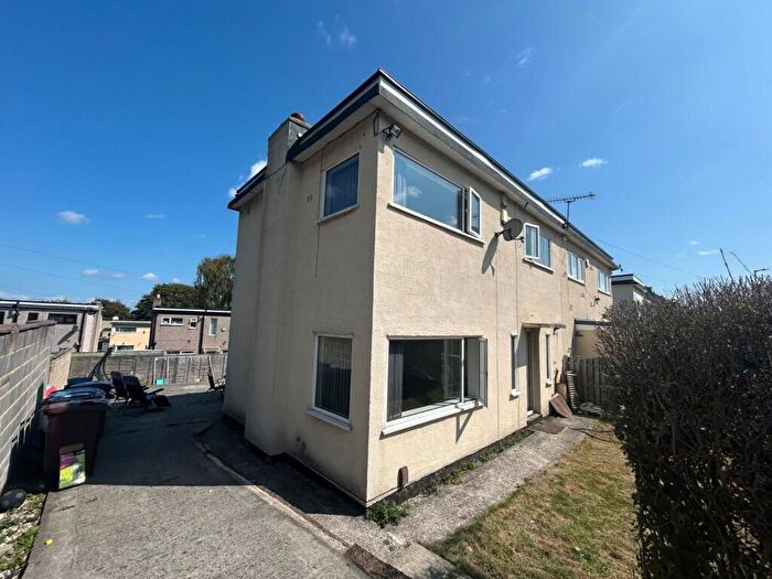 3 Bedroom Semi-Detached House For Sale In Hawes Road, Bradford, BD5