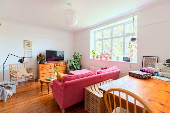 1 Bedroom Apartment To Rent In Oakfield Court, Finsbury Park, London, N8