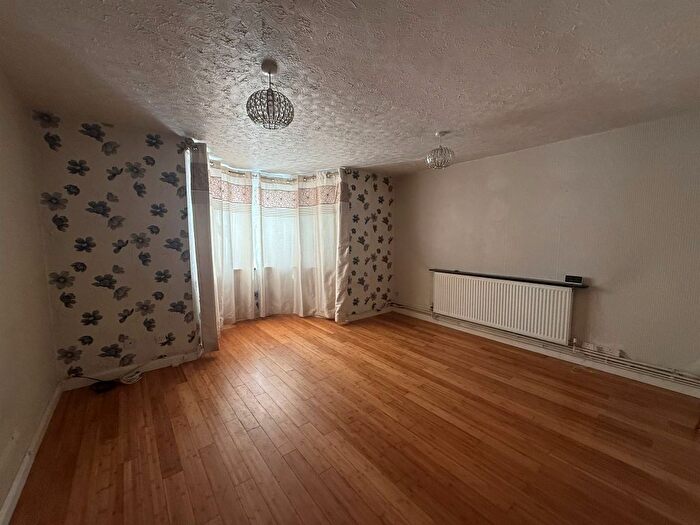 2 Bedroom Flat For Sale In Albany Road, Pilgrims Hatch, Brentwood, CM15