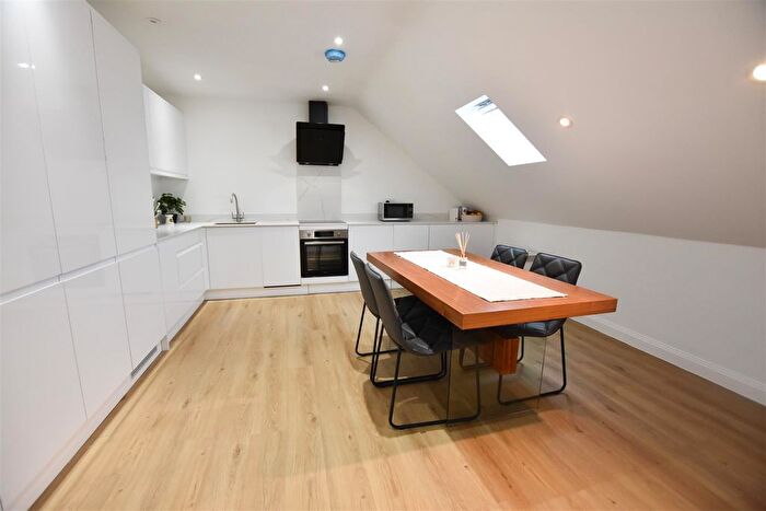 3 Bedroom Flat To Rent In Albert Road, Yiewsley, West Drayton, UB7