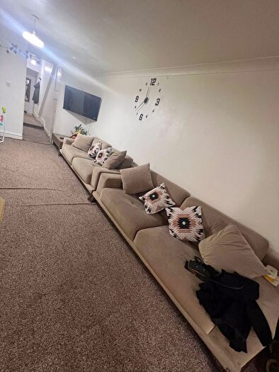 2 Bedroom Property To Rent In Davisville Road, London, W12