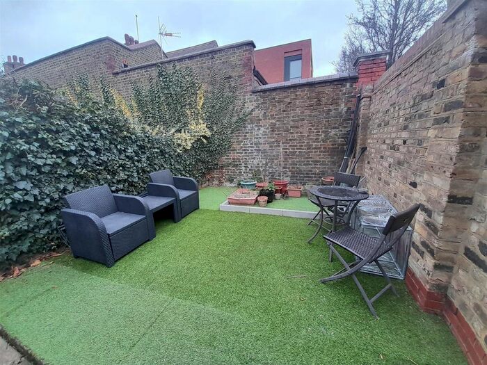 3 Bedroom Flat To Rent In Fulham Palace Road, London, SW6