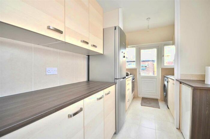 4 Bedroom Semi-Detached House To Rent In Milton Grove, London, N11