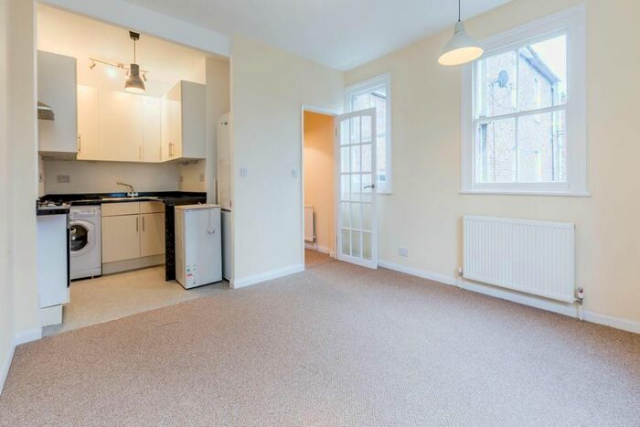 2 Bedroom Flat To Rent In Buckingham Road, London, N1