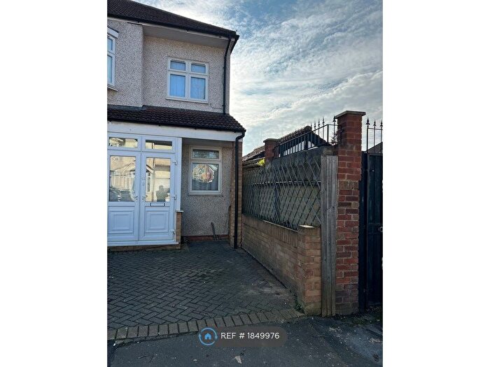 2 Bedroom End Of Terrace House To Rent In Cotswolds Gardens, Ilford, IG2