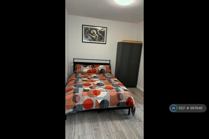 Studio To Rent In Upper Part Lindsey Street, Epping, CM16