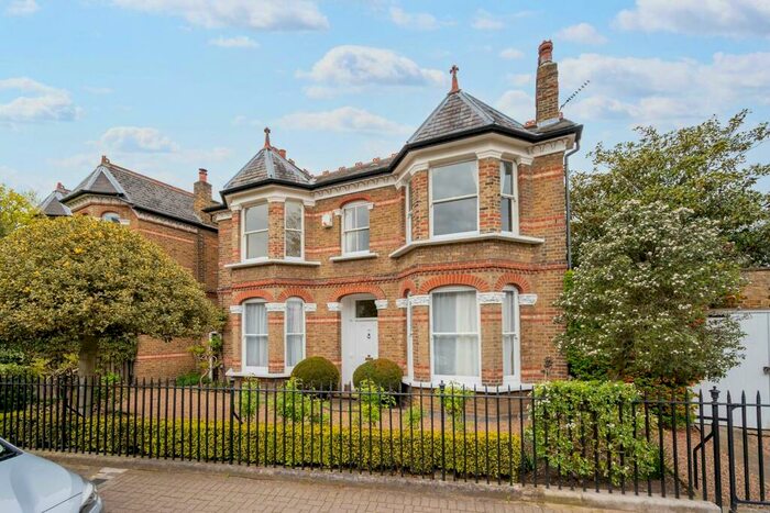 3 Bedroom Flat To Rent In Priests Bridge, Barnes, London, SW14