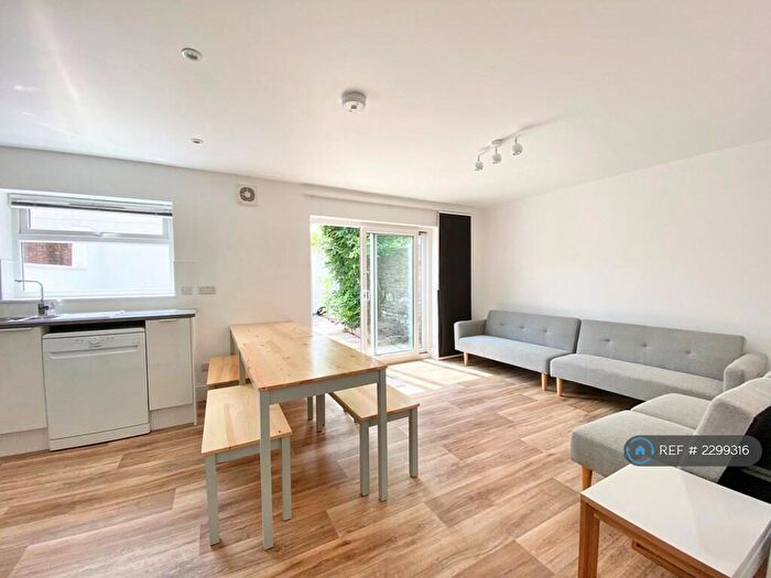 6 Bedroom Terraced House To Rent In Student House - Ashley Down Rd, Bristol, BS7