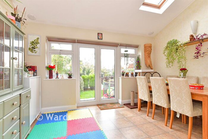 2 Bedroom End Of Terrace House For Sale In Broom Hill Road, Strood, Rochester, Kent, ME2