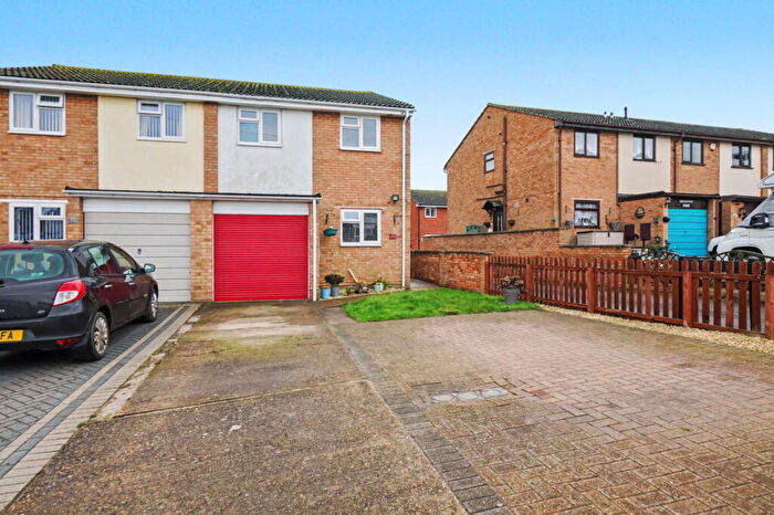 3 Bedroom Semi-Detached House For Sale In Avery Way, Allhallows, Rochester, ME3