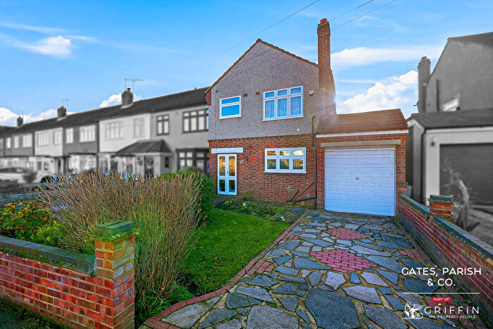 3 Bedroom End Of Terrace House For Sale In Isis Drive, Upminster, RM14