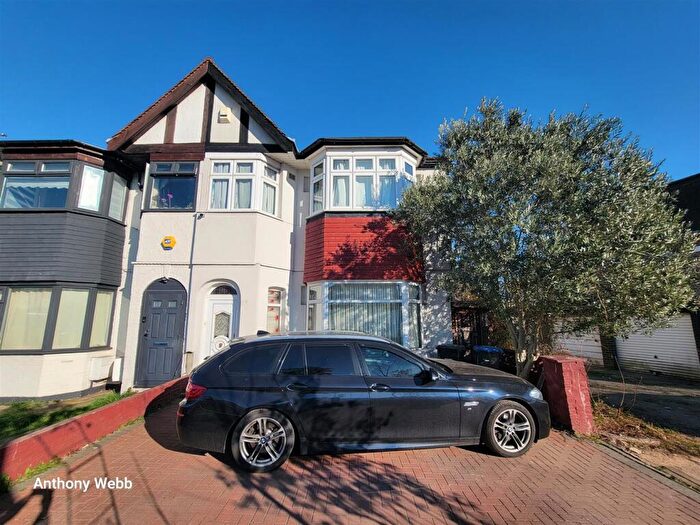 3 Bedroom End Of Terrace House For Sale In Connaught Gardens, Palmers Green, N13