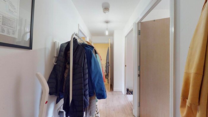 2 Bedroom Flat To Rent In Balham High Road, London, SW17