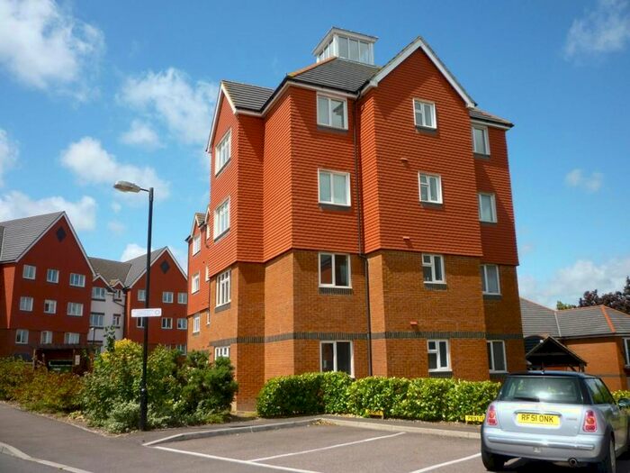 3 Bedroom Flat To Rent In Tower Close, East Grinstead, RH19
