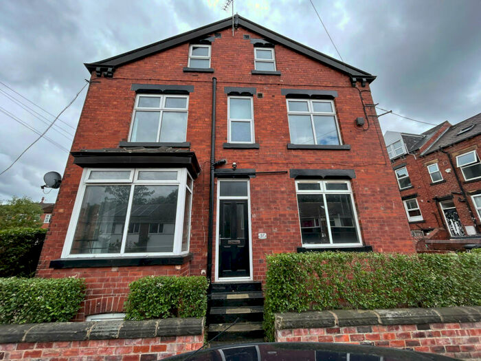 6 Bedroom End Of Terrace House To Rent In Hartley Avenue, Leeds, West Yorkshire, LS6