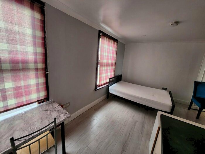 Studio To Rent In High Road Leyton, London, E10