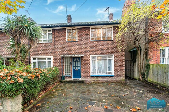 2 Bedroom End Of Terrace House For Sale In South View Road, London, N8