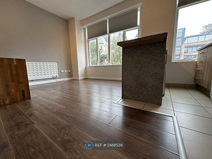 Studio To Rent In Muswell Hill, London, N10