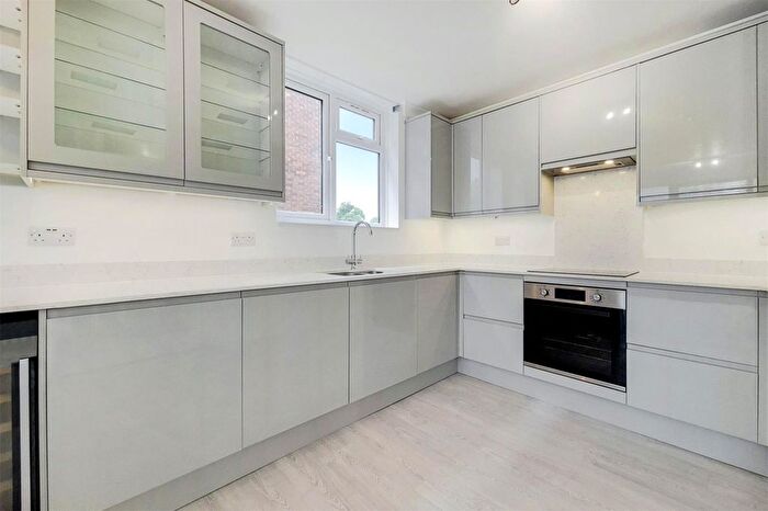 2 Bedroom Property To Rent In Flat Keswick Heights, Keswick Road, London, SW15