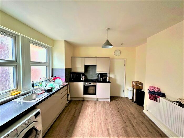 3 Bedroom Flat To Rent In Coverton Road, Tooting Broadway, London, SW17
