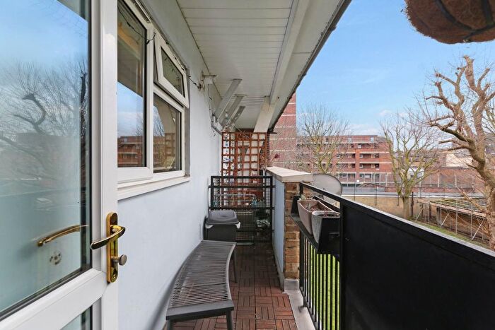 2 Bedroom Flat For Sale In Lowth Road, London, SE5