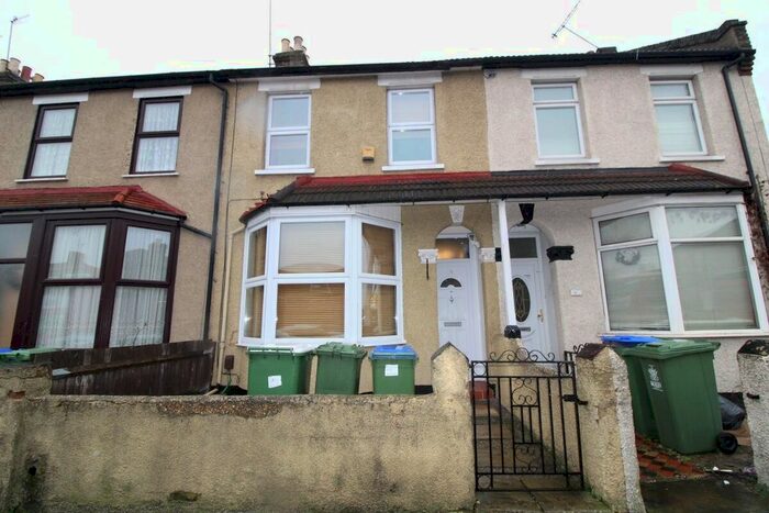 3 Bedroom Semi-Detached House To Rent In Gilbert Road, Belvedere DA17