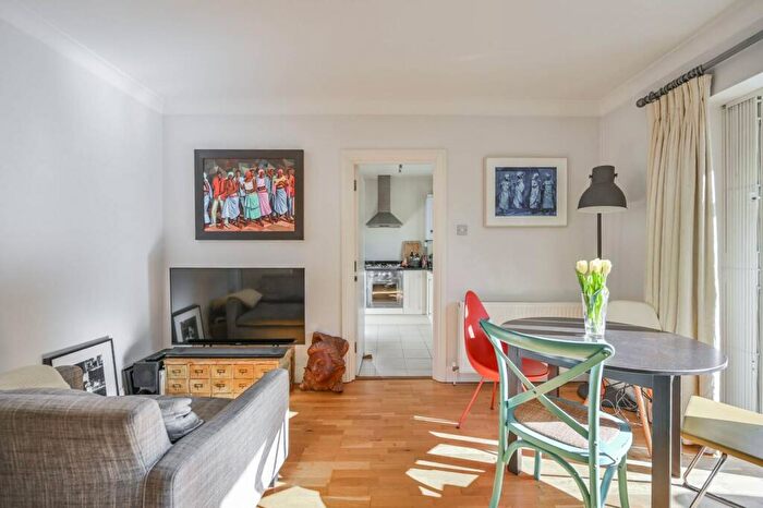 2 Bedroom Flat For Sale In Crescent Road, Crouch End, London, N8