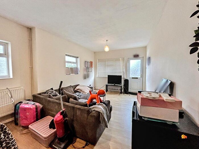 1 Bedroom Maisonette To Rent In Stoke Road, Aylesbury, HP21