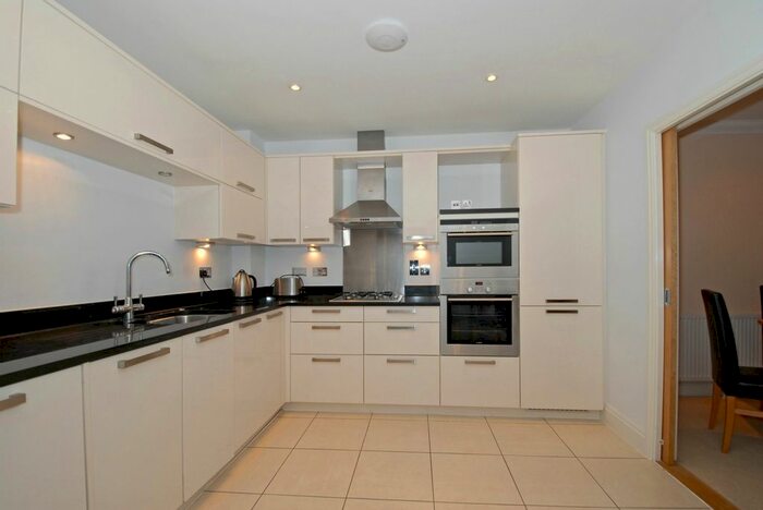 2 Bedroom Flat To Rent In Packhorse Road, Gerrards Cross, Buckinghamshire, SL9