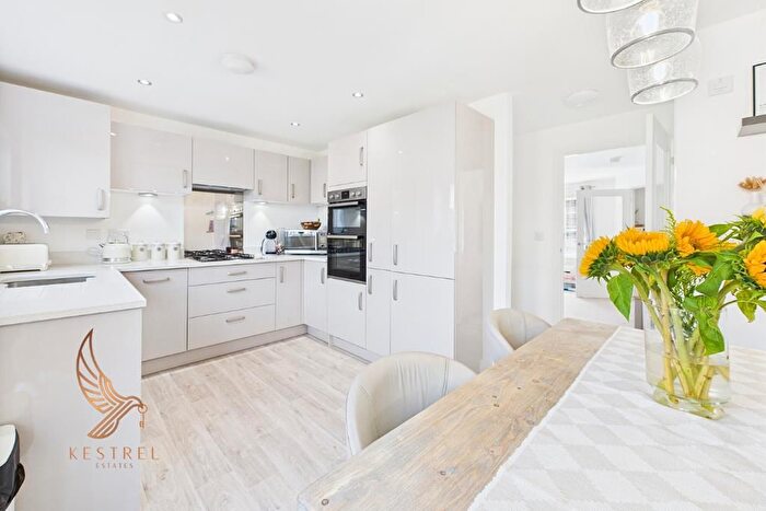 3 Bedroom End Of Terrace House For Sale In Newlove Close, Featherstone, WF7