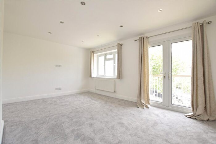 2 Bedroom Flat To Rent In Lebanon Gardens, London, SW18