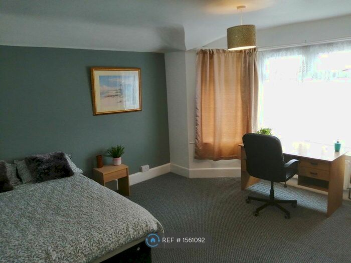 4 Bedroom Semi-Detached House To Rent In Broadlands Road, Southampton, SO17