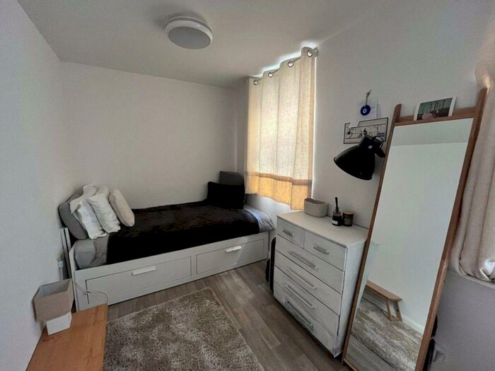 Studio To Rent In Middle Street -, P11