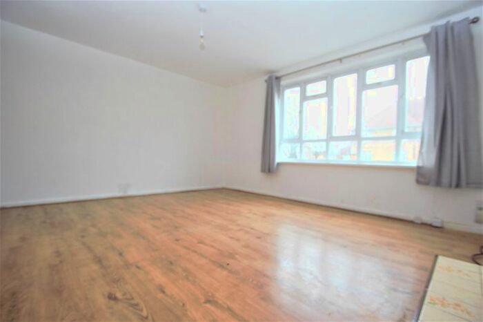 3 Bedroom Flat To Rent In Lancaster Road, Enfield EN2