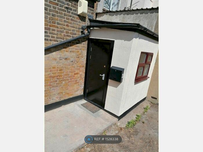 Studio To Rent In London Road, Westcliff, SS0